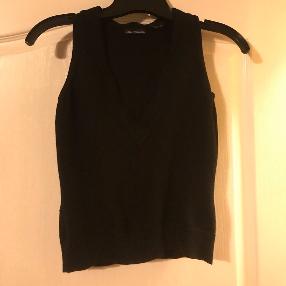 Black Moda V neck sweater in size small.